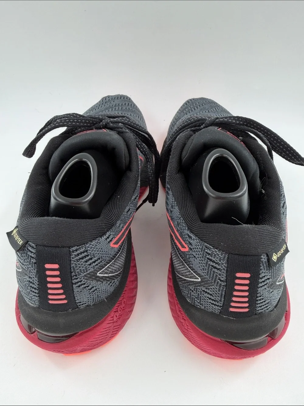 ASICS GT-2000 10 Women's Size 7 Black / Red Gore-Tex Waterproof Running Sneakers
